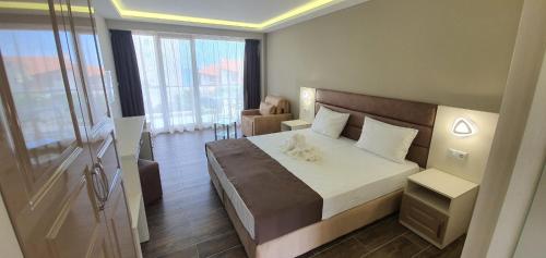 索佐波尔阳光酒店的一间卧室,卧室内配有一张大床