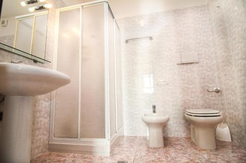 加尔达Residence Corte del Bosco的带淋浴、卫生间和盥洗盆的浴室