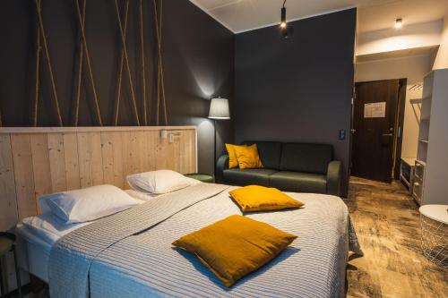LiimalaTulivee Villa的一间卧室配有一张带黄色枕头的床和一张沙发。