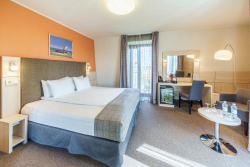 里加威尔顿SPA酒店客房内的一张或多张床位
