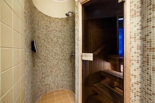 塔尔图Hotel Soho的带淋浴的浴室和玻璃门