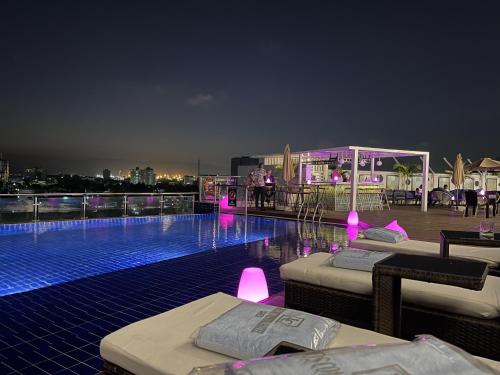 拉各斯拉各斯洲际酒店的一座建筑物屋顶上的游泳池