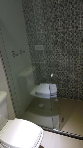 阿尔科韦迪Max Hotel的浴室设有玻璃淋浴间和卫生间