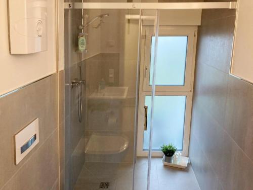伍珀塔尔Apartment Toelleturm - 45m2 - Single Beds - Wuppertal的带淋浴、卫生间和盥洗盆的浴室