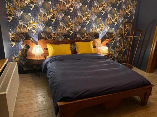 斯帕Le vieux Spa de Polo-Jo的一间卧室配有一张带两个黄色枕头的床