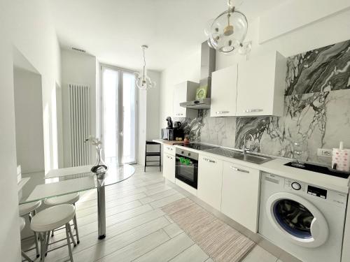 科莫Mariarosa Suites的白色的厨房配有洗衣机