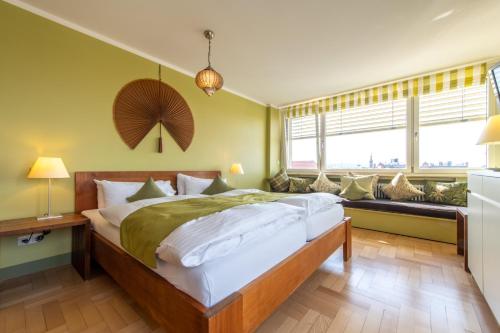 康斯坦茨Hotel Viva Sky的一间卧室设有一张带绿色墙壁的大床