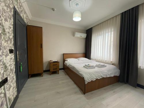巴勒克埃西尔Özdemir Otel的一间小卧室,配有床和窗户
