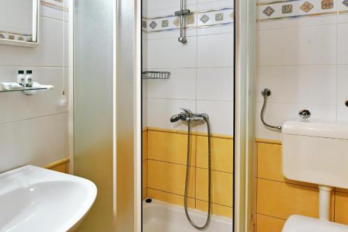 洛夫兰Hotel Stanger的带淋浴、卫生间和盥洗盆的浴室