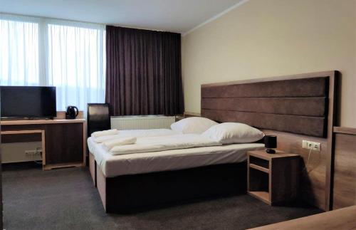 斯拉百斯Hotel Cargo的一间卧室配有一张大床和电视