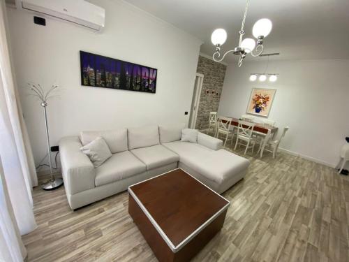 Tirana Center Apartment的休息区