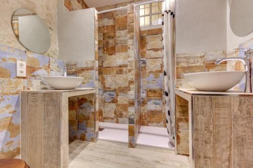 萨拉曼卡萨拉曼卡甜蜜之家旅馆的一间带两个盥洗盆和淋浴的浴室
