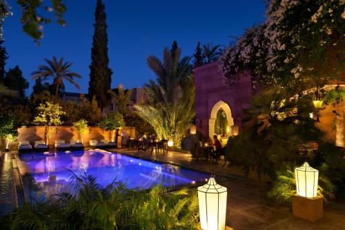 马拉喀什瑞兹兰德博宫酒店及SPA的庭院,晚上设有游泳池