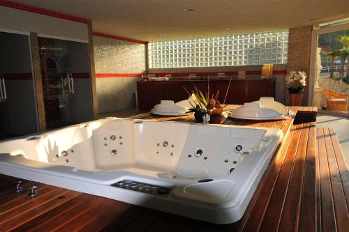 瓦索拉斯瓦索拉斯生态度假酒店的客房内的大型白色浴缸