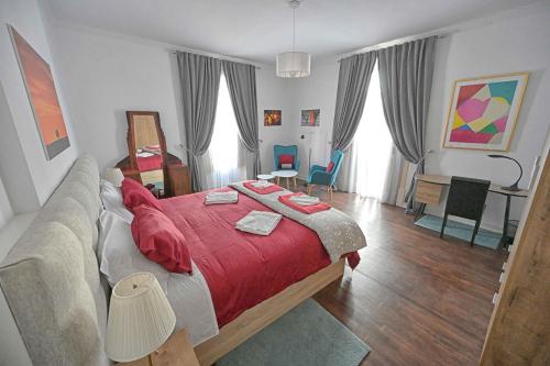 波特尔Matriz Guest House的一间卧室配有一张带红色毯子的大床