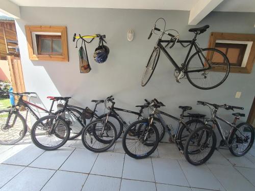 弗洛里亚诺波利斯Morada Vó Rita的一堆自行车靠墙排成一排