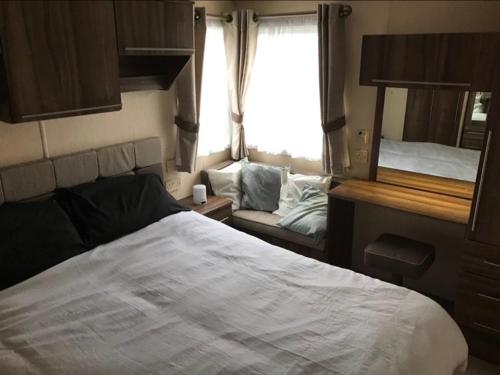 CortonThe Winchester luxury pet friendly caravan on Broadland Sands holiday park between Lowestoft and Great Yarmouth的相册照片