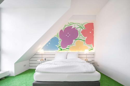 明斯特Flowers Hotels的卧室配有白色的床铺和花卉壁画