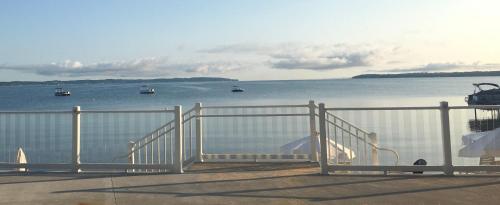 特拉弗斯城The Baywatch Resort的水中带船的白色围栏