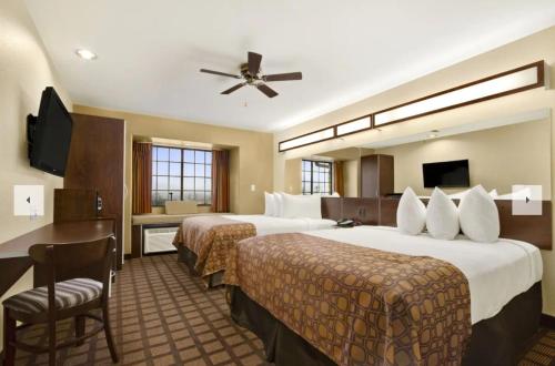 圆石城麦克洛特酒店，由温德姆圆石公司的酒店客房配有两张床和吊扇。