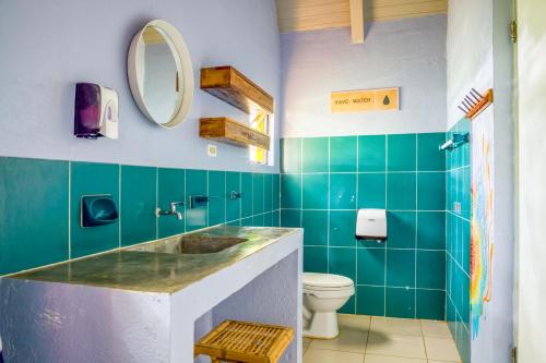 普拉纳维瑙Selina Playa Venao的一间带水槽和卫生间的浴室