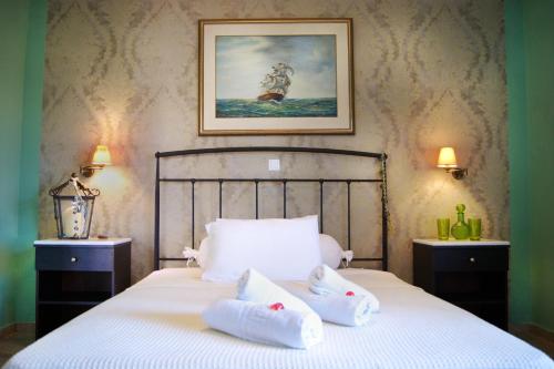 阿莫利亚尼岛多米尼奇旅馆的一间卧室配有一张带两个枕头的床