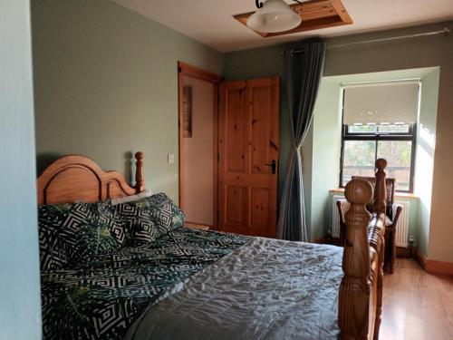NobberRathgillen Lodge的一间卧室设有一张床和一个窗口