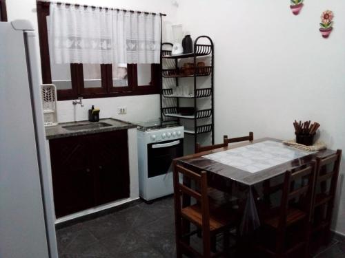 乌巴图巴Excellence Apart的厨房配有桌子、水槽和炉灶。