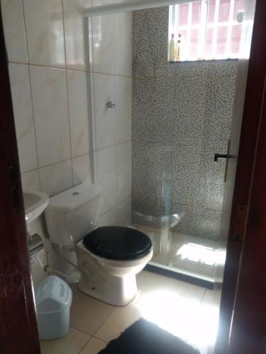 卡波布里奥Doce Lar的一间带卫生间和玻璃淋浴间的浴室