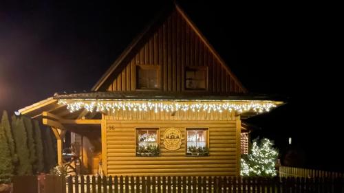 里托斯基挪威克Drevenička Anička - Liptovská Mara的一座带圣诞灯的木屋