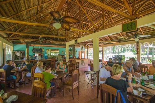 霍普金斯博卡维纳雨林度假村的一群坐在餐厅桌子上的人