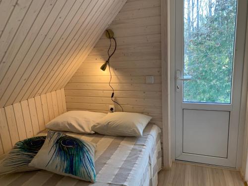 ÄnkkülaMokko Saunahouse的一间带床的卧室,位于带窗户的房间内