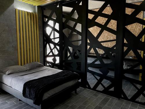 切图马尔Türk的木墙客房的一张床位