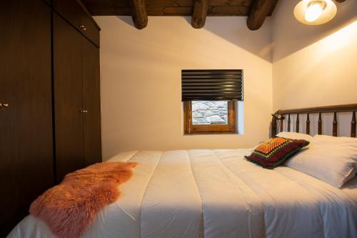 PratsJAT MOUNTAIN HOUSES - Casa Jarca 2on pis Àtic, a 1km de Canillo的卧室配有一张大白色床和窗户