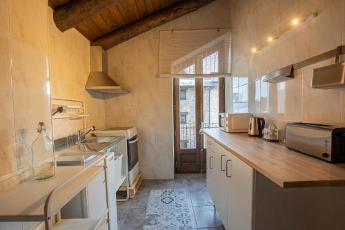 PratsJAT MOUNTAIN HOUSES - Casa Jarca 2on pis Àtic, a 1km de Canillo的厨房配有水槽和台面