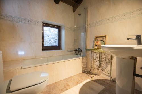 PratsJAT MOUNTAIN HOUSES - Casa Jarca 2on pis Àtic, a 1km de Canillo的一间带卫生间和水槽的浴室