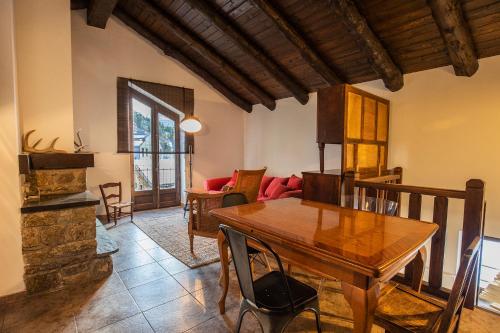PratsJAT MOUNTAIN HOUSES - Casa Jarca 2on pis Àtic, a 1km de Canillo的客厅配有木桌和沙发