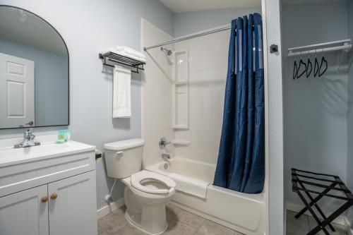 大西洋滩Salt Air Inn & Suites的白色的浴室设有卫生间和水槽。