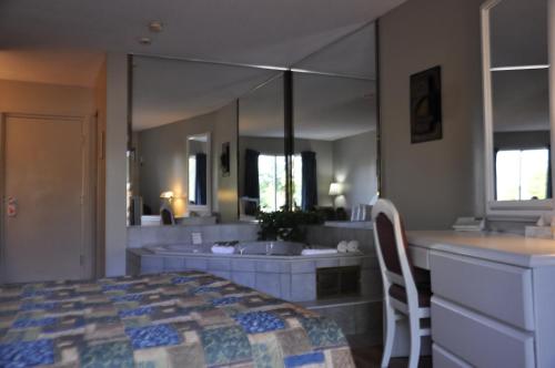 加蒂诺绿山墙汽车旅馆的一间带床和大镜子的浴室