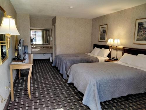 OnleyOnley Inn的酒店客房设有两张床和电视。