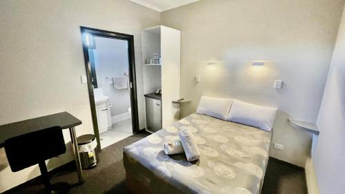 布罗肯希尔布罗肯希尔旅游小屋酒店的一间带床的小卧室和一间浴室