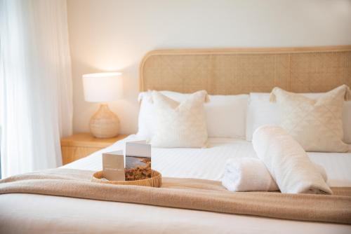 安吉西大洋路度假酒店的一张白色的床,上面放着一盘食物