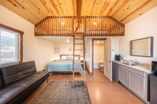 Apple ValleyGooseberry Lodges Zion National Park Area的卧室小房子内的一张高架床
