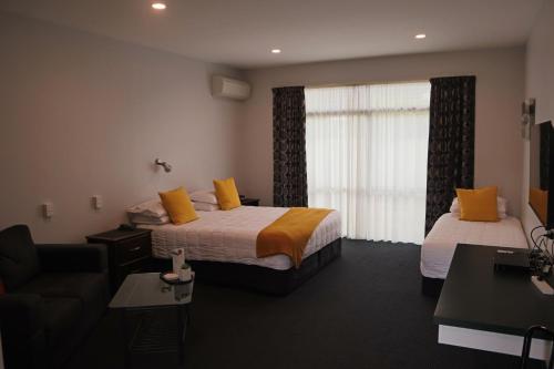 上哈特托塔拉酒店的酒店客房设有两张床、一张沙发和一个窗口。