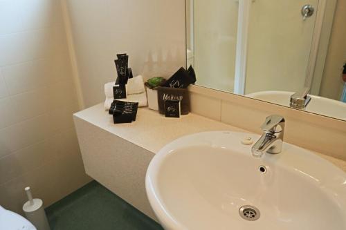 上哈特托塔拉酒店的一间带水槽和镜子的浴室