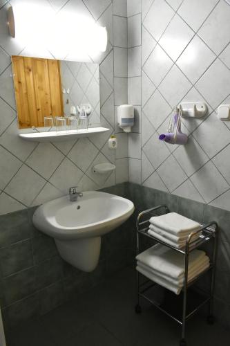 伦蒂Lenti Thermal Panzió的白色的浴室设有水槽和镜子