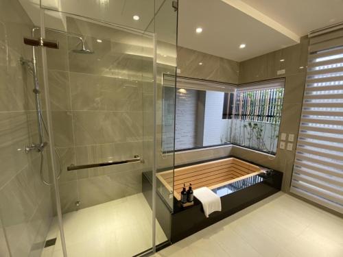 安平区台南安平包棟民宿 - 定言豪宅館的带淋浴和浴缸的浴室