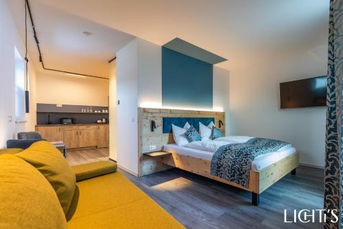 Aspang MarktLichti´s Rooms & Appartements的一间带大床和电视的卧室