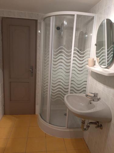 FelsőörsForrás-hegyi Apartman的带淋浴和盥洗盆的浴室