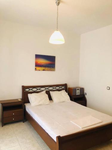 帕罗斯岛fanis sweet home的一间卧室配有一张床和吊灯